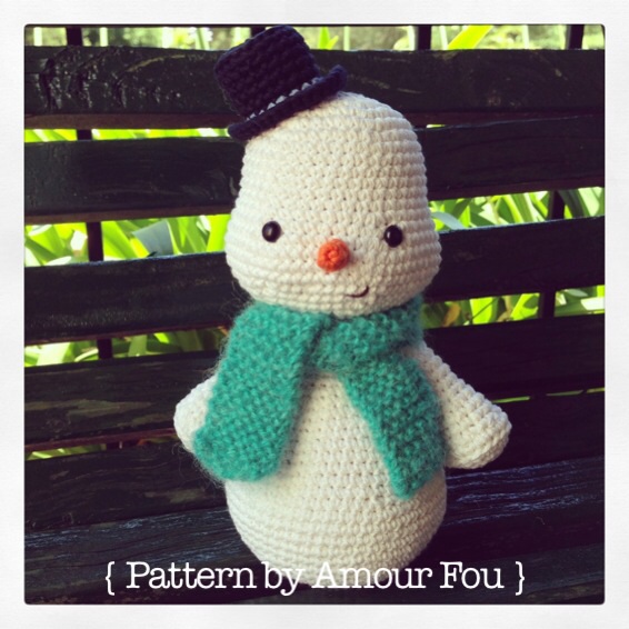 Pupazzo di neve amigurumi. Schema gratuito.